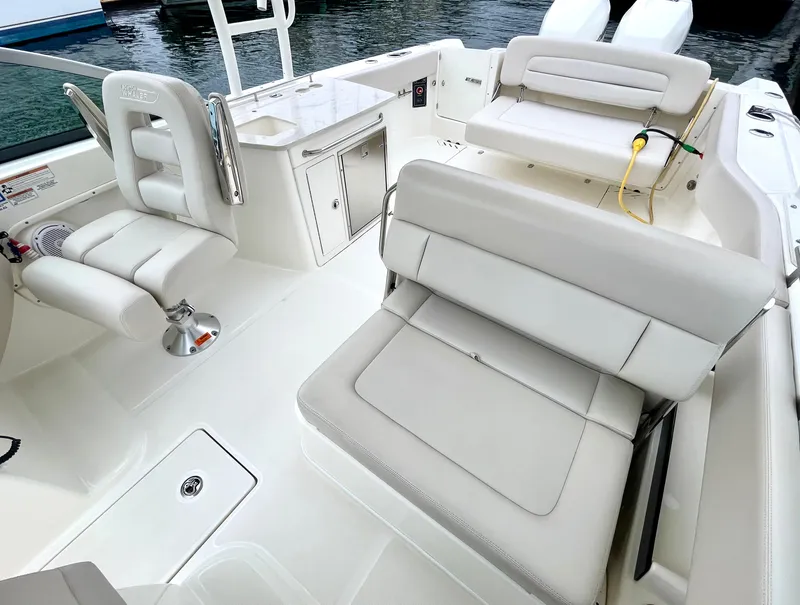 Slide: The Image of Boston Whaler 270 Vantage 2017 - 24