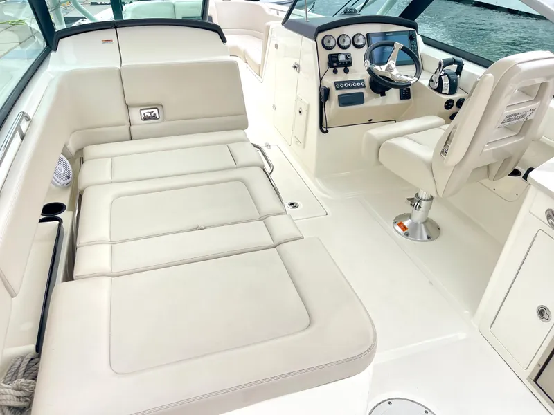 Slide: The Image of Boston Whaler 270 Vantage 2017 - 25