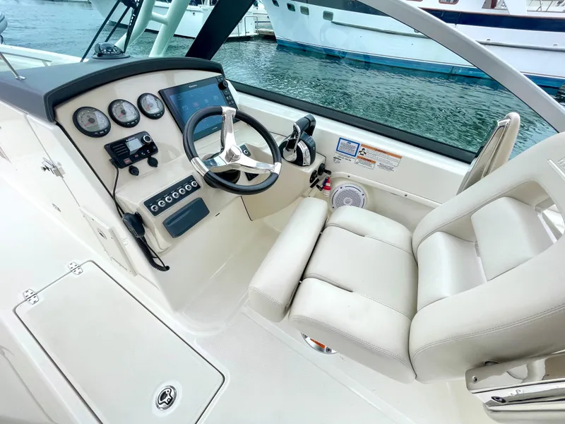 Slide: The Image of Boston Whaler 270 Vantage 2017 - 30