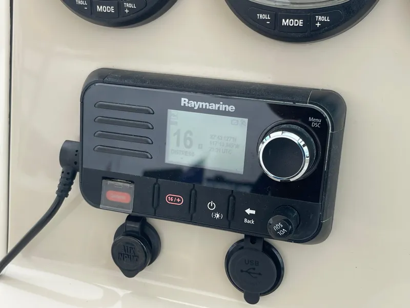 Slide: The Image of Boston Whaler 270 Vantage 2017 - 32