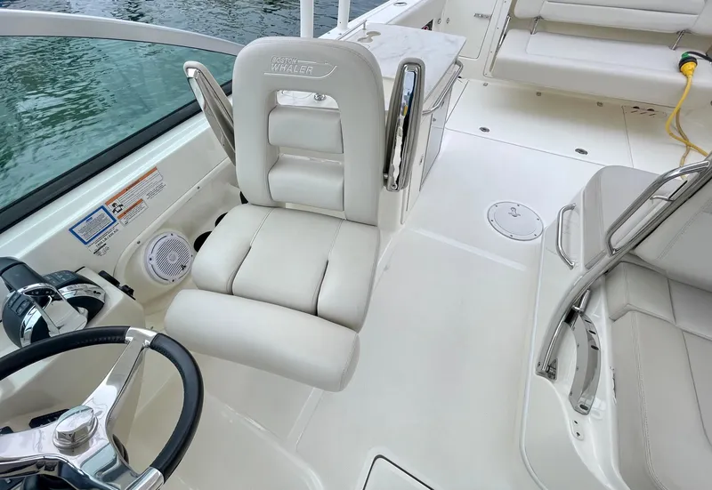 Slide: The Image of Boston Whaler 270 Vantage 2017 - 34