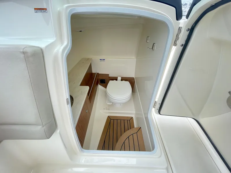 Slide: The Image of Boston Whaler 270 Vantage 2017 - 35