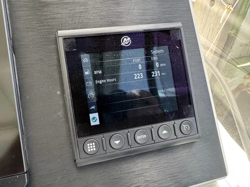 Slide: The Image of Beneteau Flyer 9 SUNdeck 2023 - 13