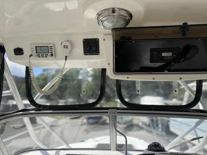 Slide: The Image of Boston Whaler 235 Conquest 2000 - 13