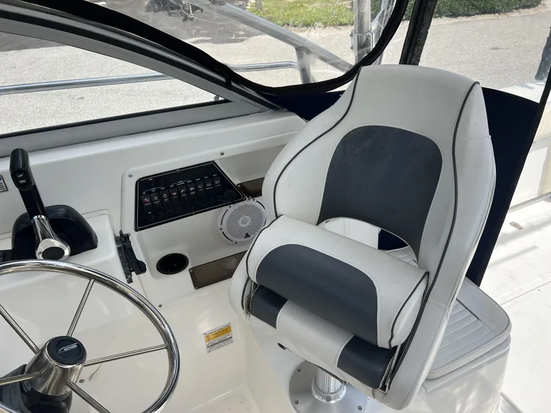Slide: The Image of Boston Whaler 235 Conquest 2000 - 17