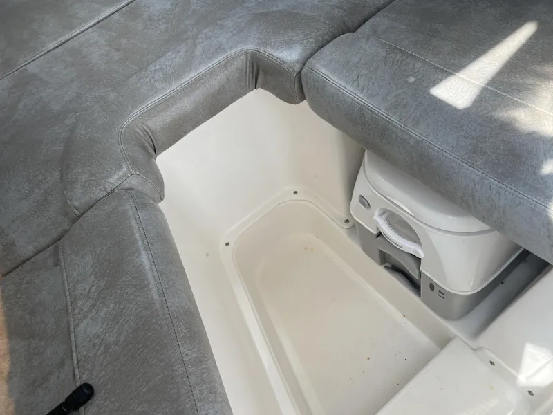 Slide: The Image of Boston Whaler 235 Conquest 2000 - 18