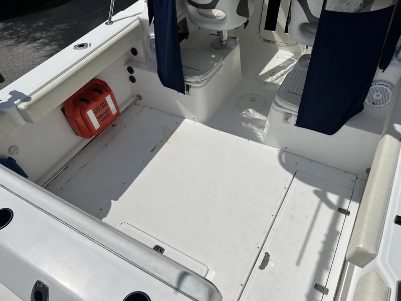 Slide: The Image of Boston Whaler 235 Conquest 2000 - 4