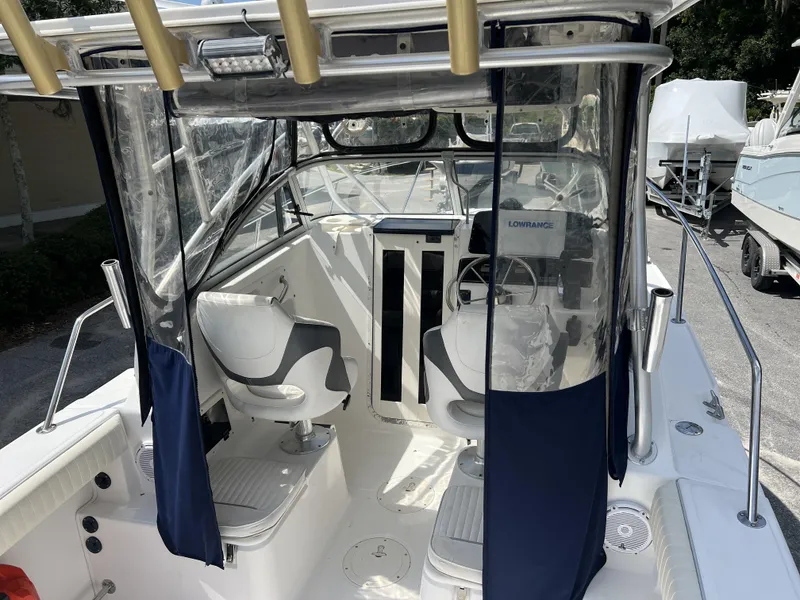 Slide: The Image of Boston Whaler 235 Conquest 2000 - 5