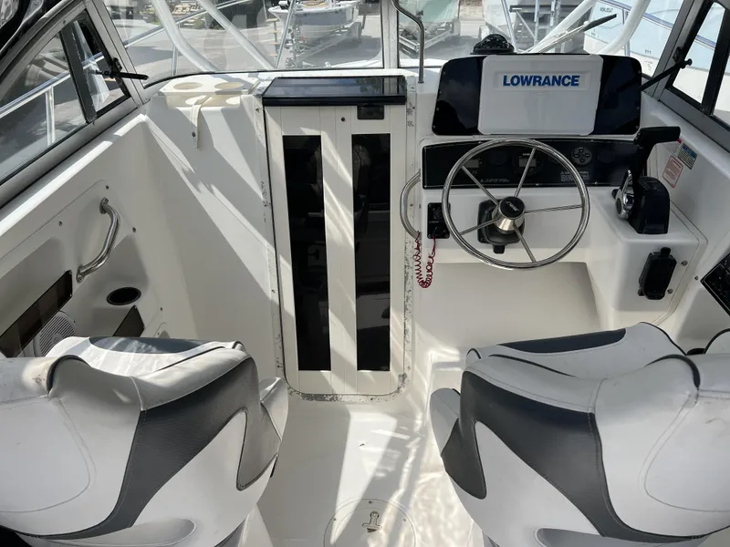 Slide: The Image of Boston Whaler 235 Conquest 2000 - 6