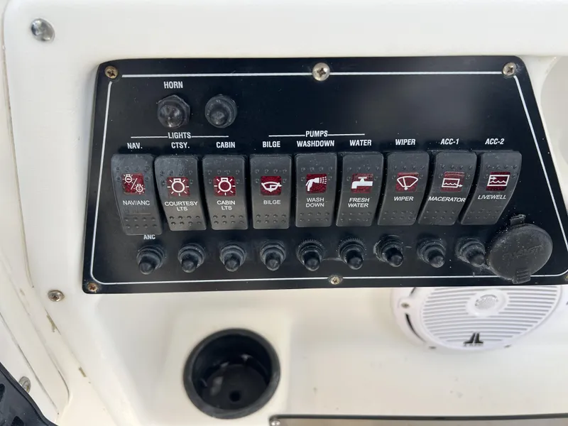 Slide: The Image of Boston Whaler 235 Conquest 2000 - 7