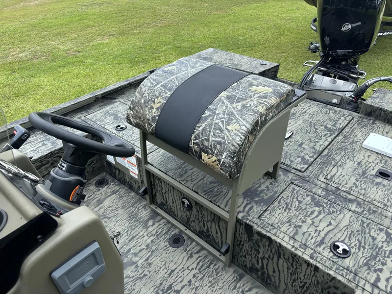 Slide: The Image of Tracker Grizzly 2072 CC Sportsman Kicker 2025 - 10