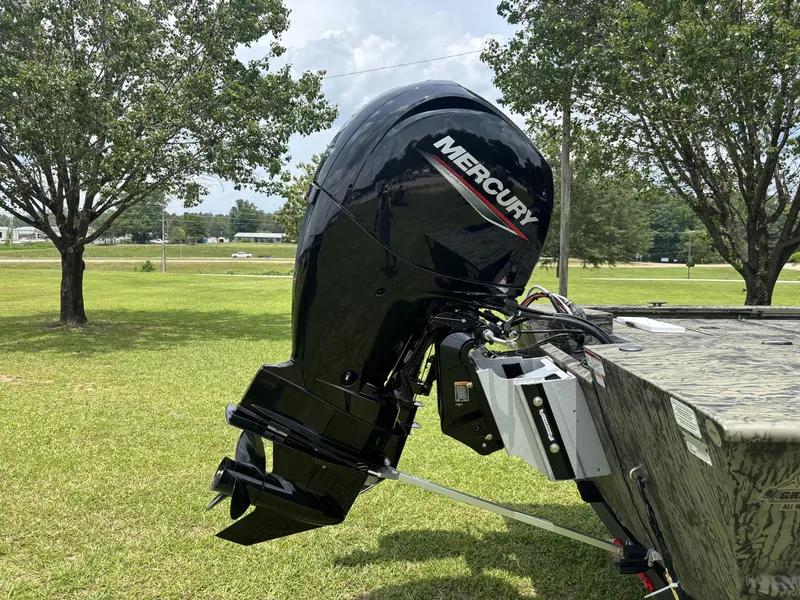 Slide: The Image of Tracker Grizzly 2072 CC Sportsman Kicker 2025 - 13