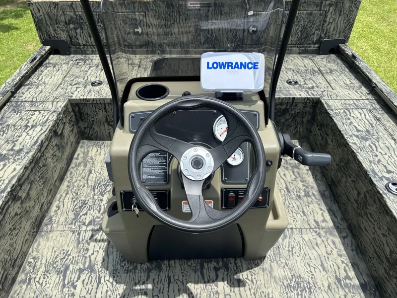 Slide: The Image of Tracker Grizzly 2072 CC Sportsman Kicker 2025 - 15