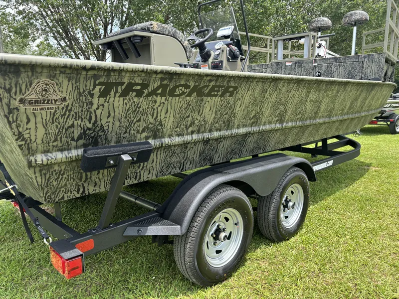 Slide: The Image of Tracker Grizzly 2072 CC Sportsman Kicker 2025 - 4