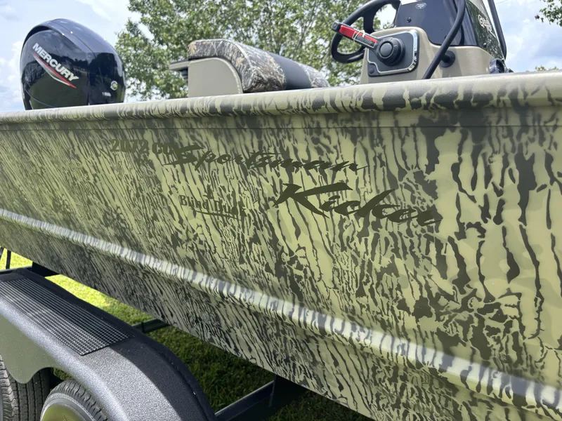 Slide: The Image of Tracker Grizzly 2072 CC Sportsman Kicker 2025 - 5