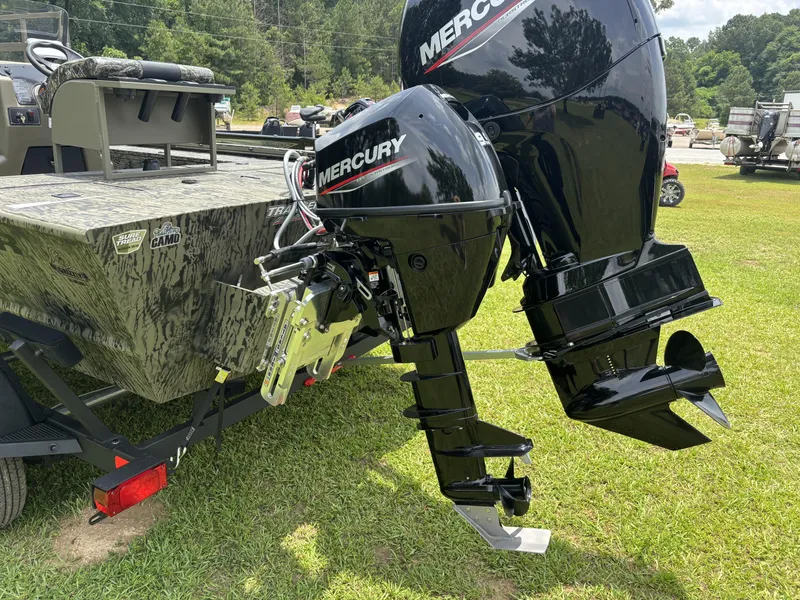 Slide: The Image of Tracker Grizzly 2072 CC Sportsman Kicker 2025 - 7