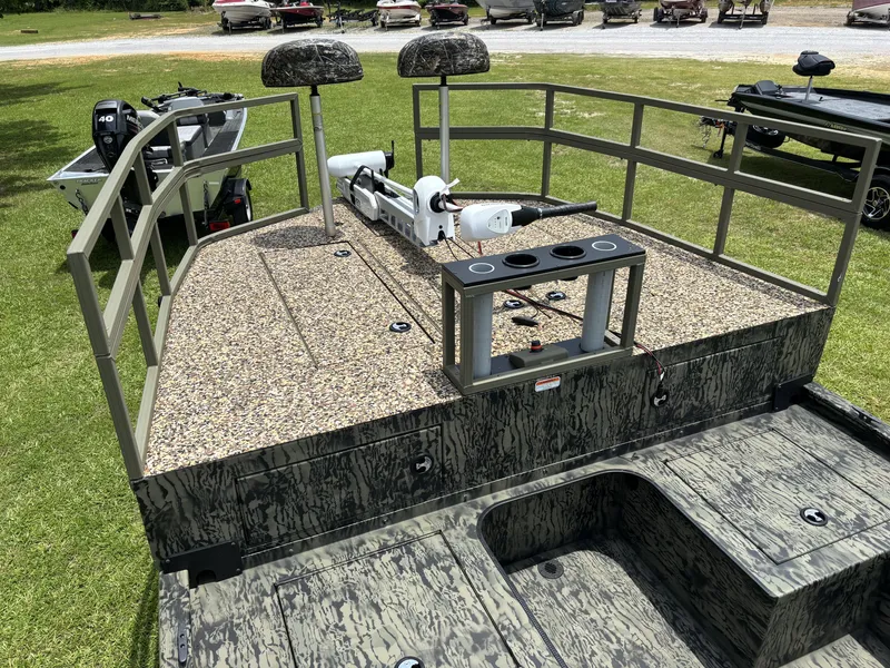 Slide: The Image of Tracker Grizzly 2072 CC Sportsman Kicker 2025 - 8