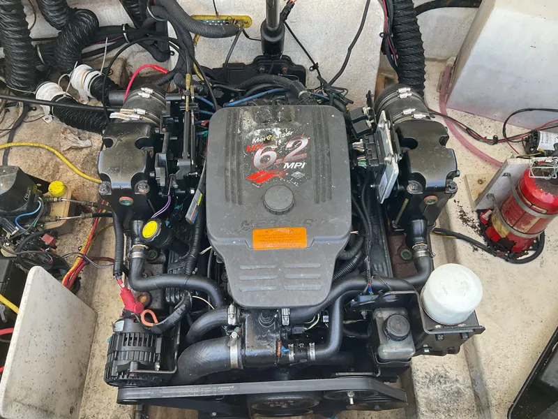 Slide: The Image of 2006 Chaparral 256 SSi engine compartment with 6.2 MPI engine and fire extinguisher. - 11