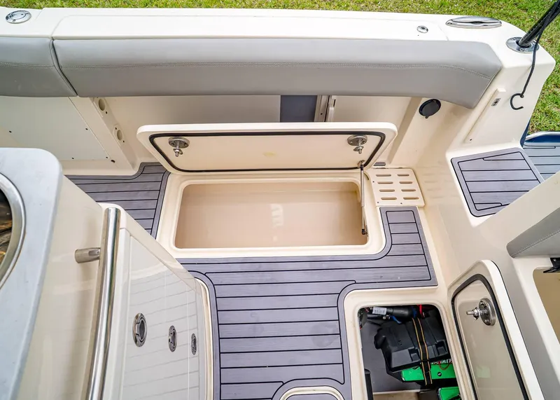 Slide: The Image of Scout 305 LXF 2023 - 24