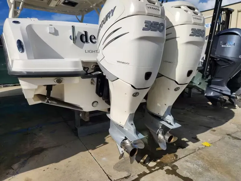Slide: The Image of Boston Whaler 320 Vantage 2019 - 10