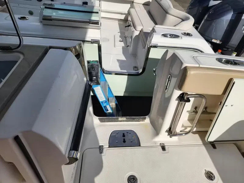 Slide: The Image of Boston Whaler 320 Vantage 2019 - 12