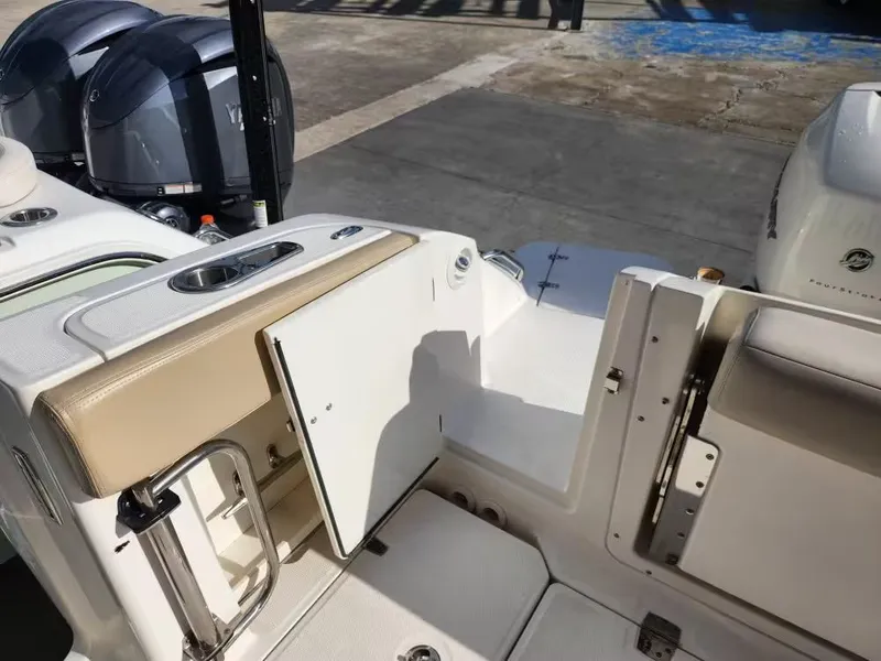 Slide: The Image of Boston Whaler 320 Vantage 2019 - 13
