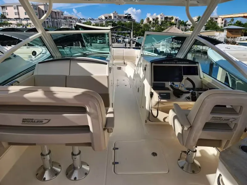 Slide: The Image of Boston Whaler 320 Vantage 2019 - 14