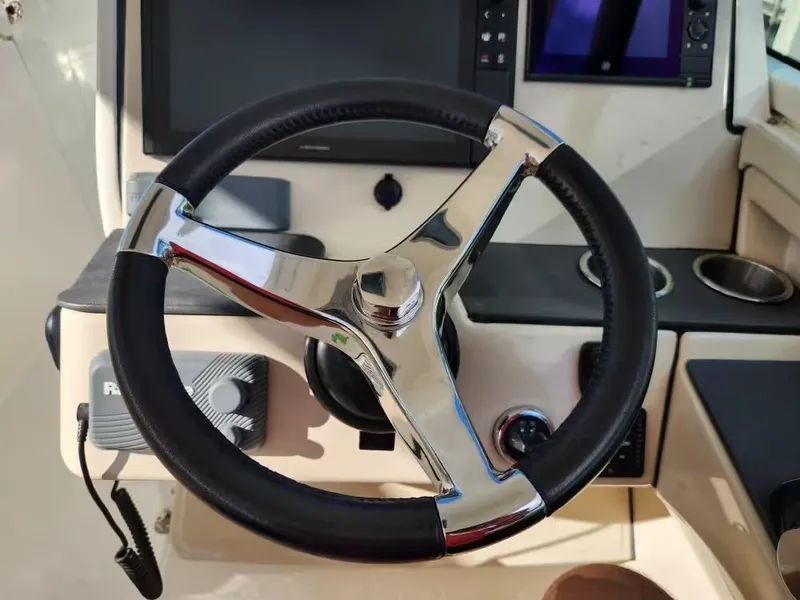 Slide: The Image of Boston Whaler 320 Vantage 2019 - 15