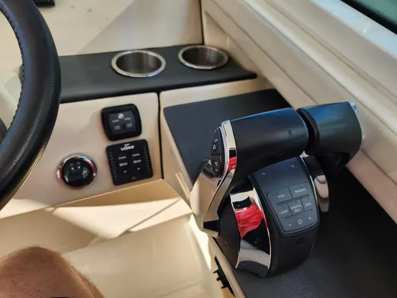 Slide: The Image of Boston Whaler 320 Vantage 2019 - 16