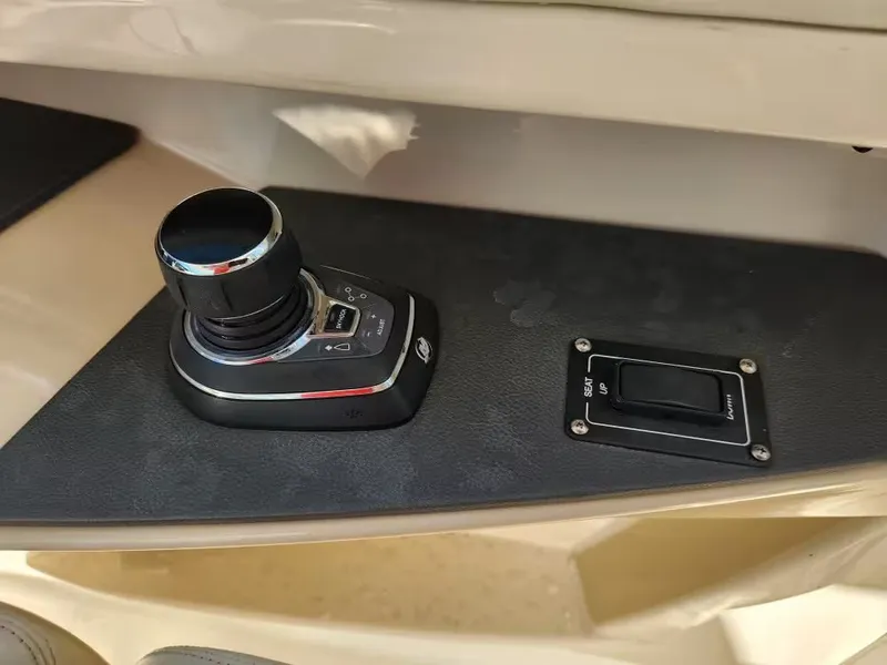 Slide: The Image of Boston Whaler 320 Vantage 2019 - 17