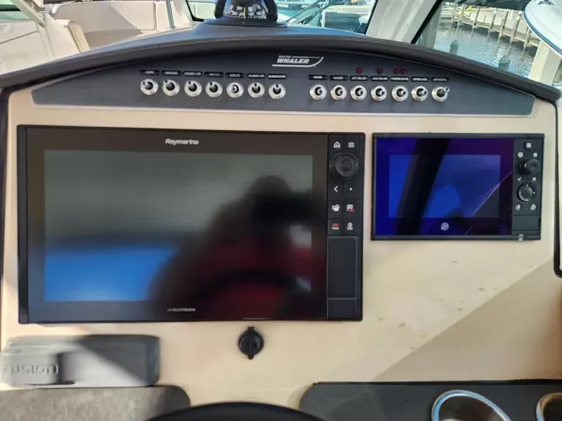 Slide: The Image of Boston Whaler 320 Vantage 2019 - 18