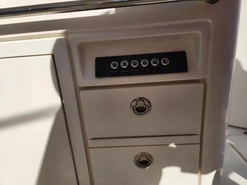 Slide: The Image of Boston Whaler 320 Vantage 2019 - 19