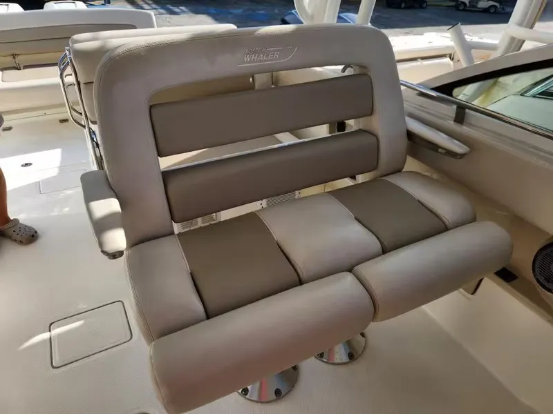 Slide: The Image of Boston Whaler 320 Vantage 2019 - 20