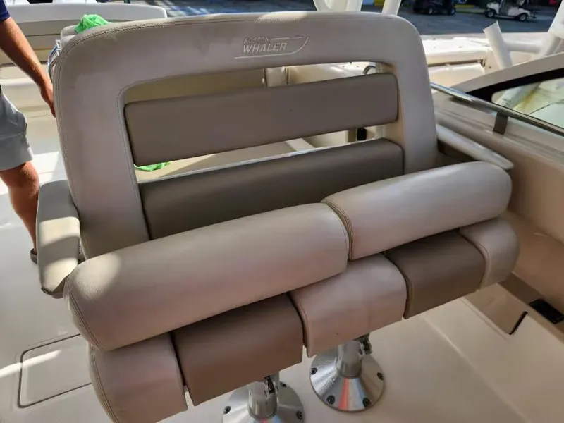 Slide: The Image of Boston Whaler 320 Vantage 2019 - 21