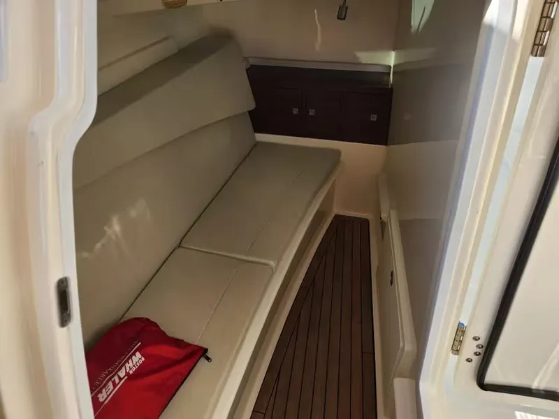 Slide: The Image of Boston Whaler 320 Vantage 2019 - 26