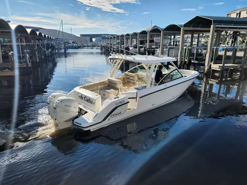 Slide: The Image of Boston Whaler 320 Vantage 2019 - 4