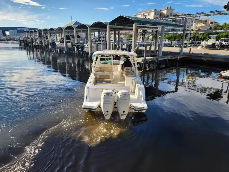 Slide: The Image of Boston Whaler 320 Vantage 2019 - 5