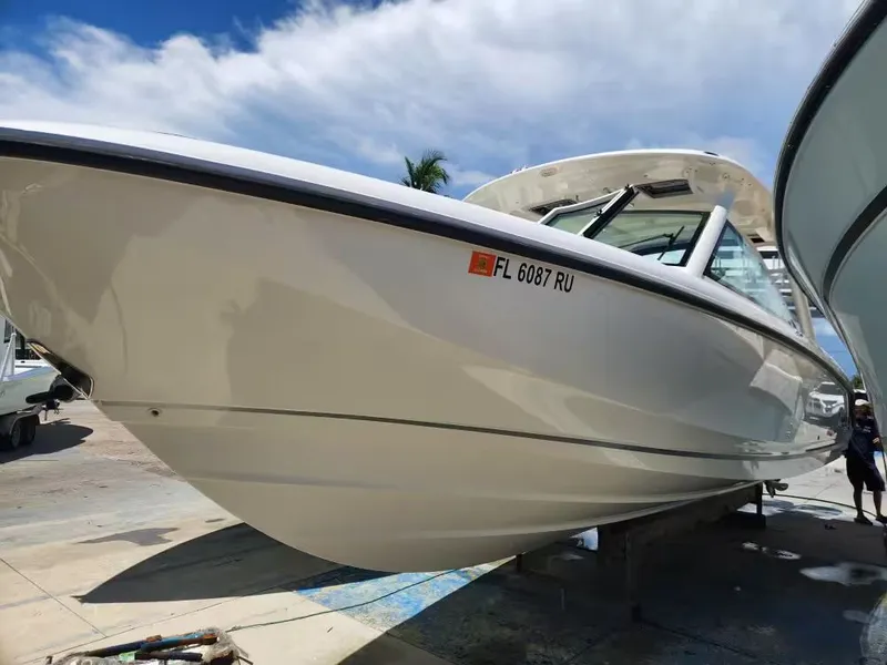 Slide: The Image of Boston Whaler 320 Vantage 2019 - 7