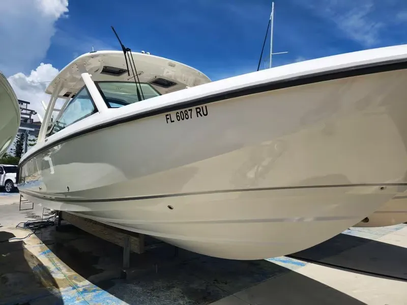Slide: The Image of Boston Whaler 320 Vantage 2019 - 8