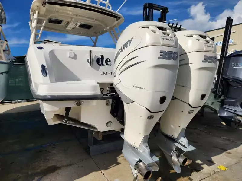 Slide: The Image of Boston Whaler 320 Vantage 2019 - 9
