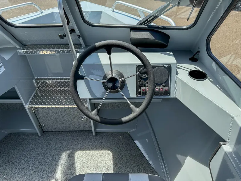 Slide: The Image of Hewescraft 200 ProV 2025 - 10