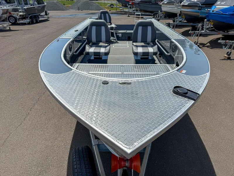 Slide: The Image of Hewescraft 220 Pioneer 2026 - 8