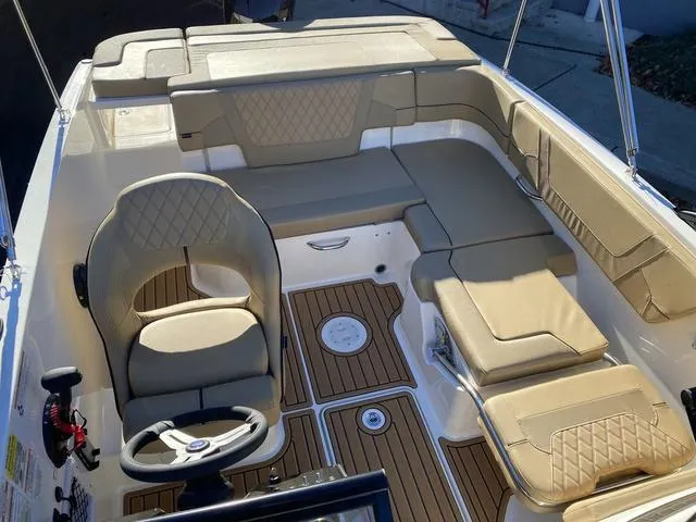 Slide: The Image of Bayliner VR5 Bowrider OB 2025 - 13