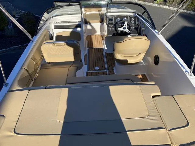 Slide: The Image of Bayliner VR5 Bowrider OB 2025 - 7