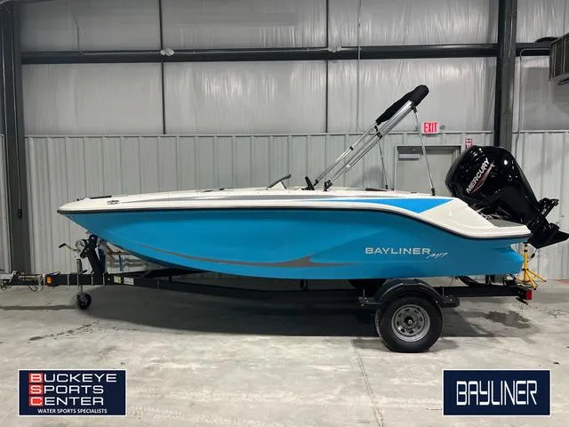 The Image of Bayliner M17 2025 - 1