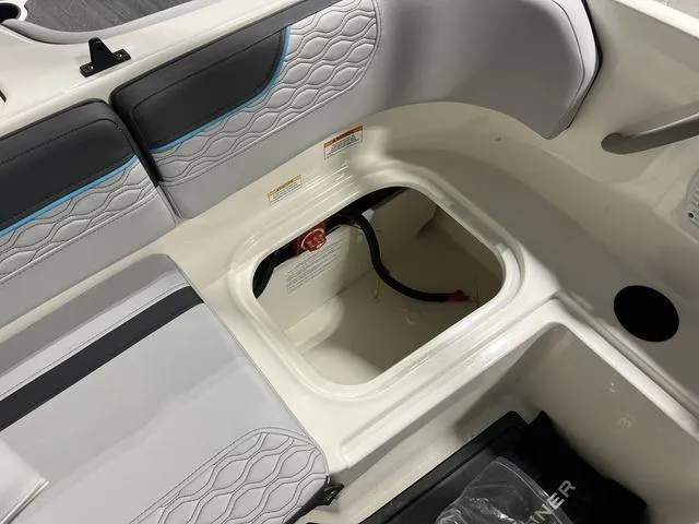 Slide: The Image of Bayliner M17 2025 - 10