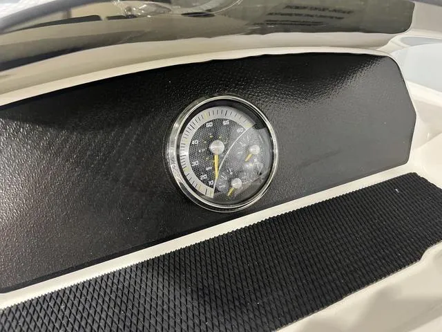 Slide: The Image of Bayliner M17 2025 - 14