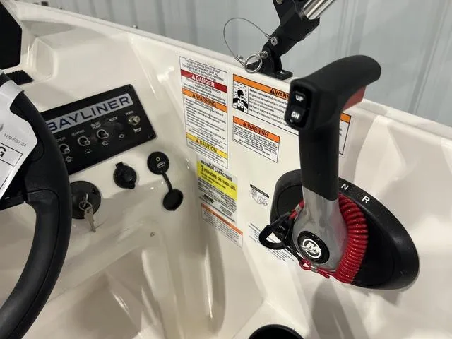 Slide: The Image of Bayliner M17 2025 - 15