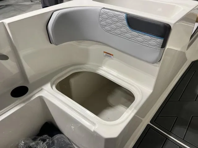 Slide: The Image of Bayliner M17 2025 - 16