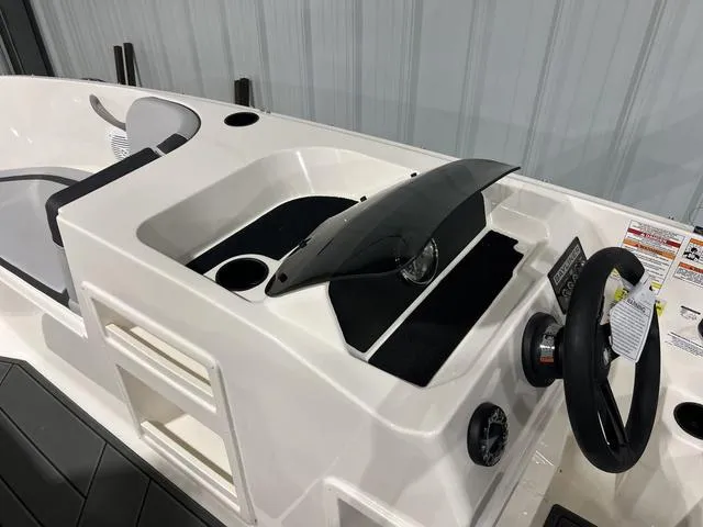 Slide: The Image of Bayliner M17 2025 - 17